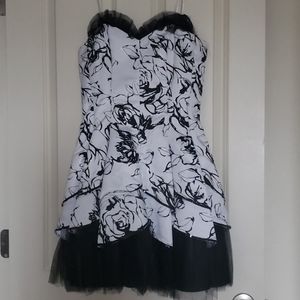 Sleeveless, short prom dress